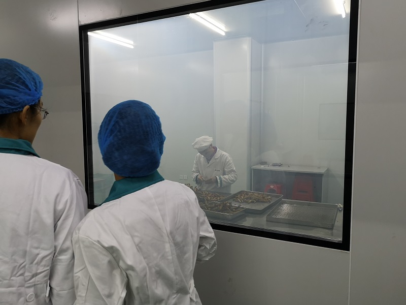 图4： 参观生产车间药材加工工序.JPG