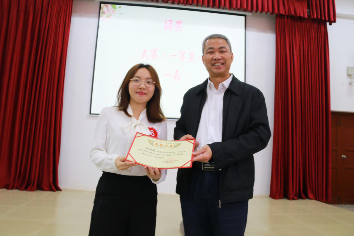 郭清燕颁奖学院领导林里泉为大赛三等奖获得者王剑清和郭金玲颁奖撰稿