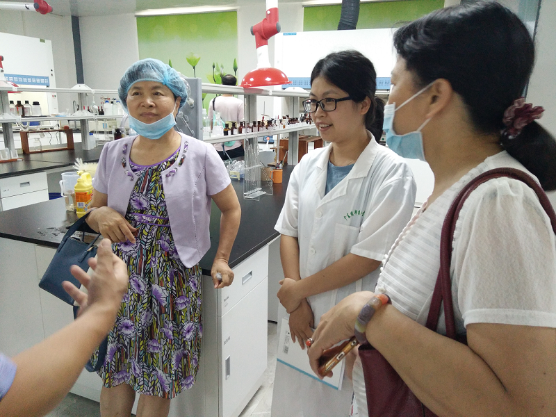 图3 调研团队参观俊邦药业检验室.png