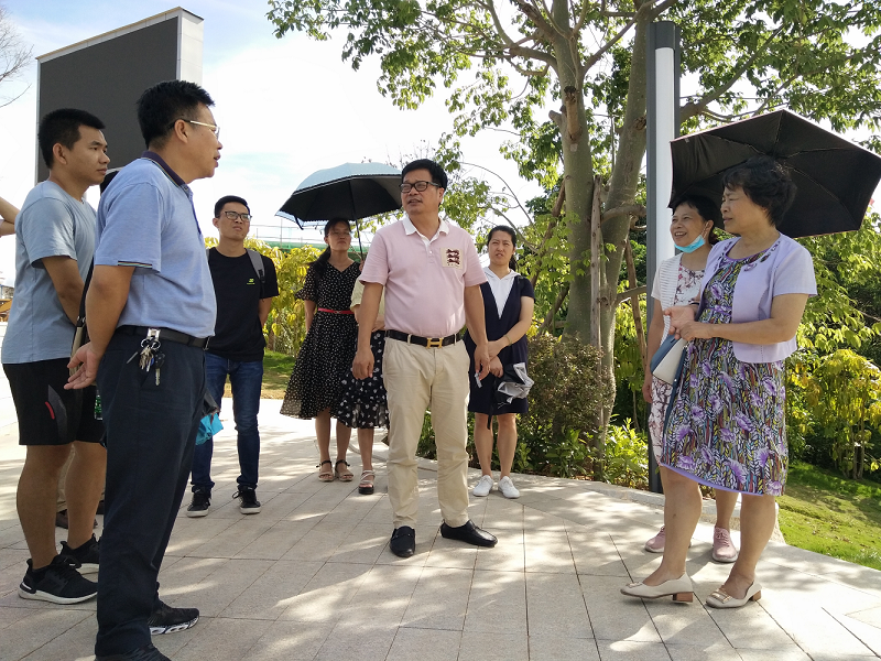 图4 温全君董事长（中）介绍沉香创意产业园建设情况.png