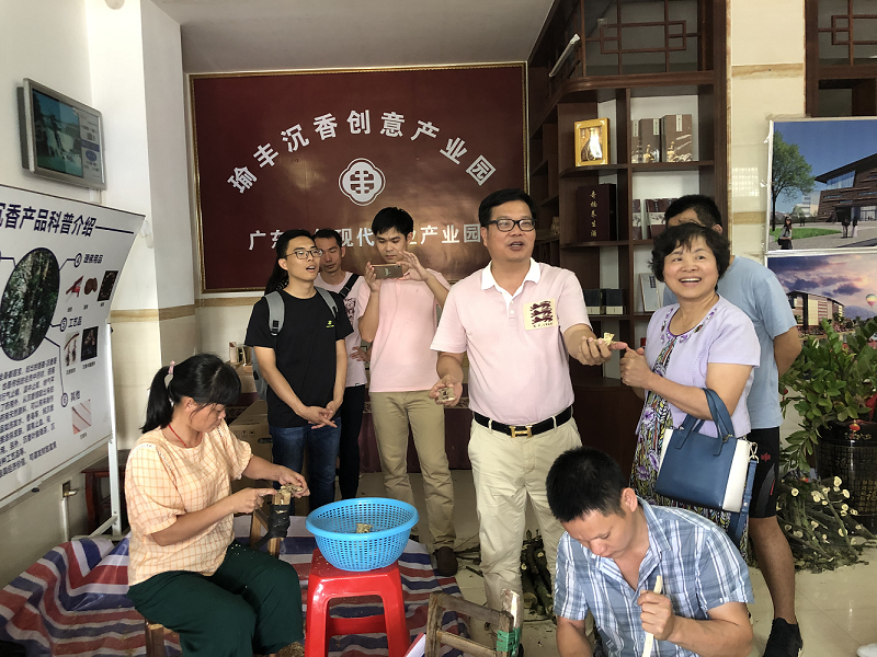 图5 调研团队参观沉香中药材加工.png