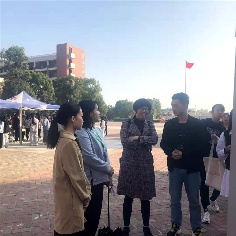 继续教育学院负责人李祎参观现场.jpg