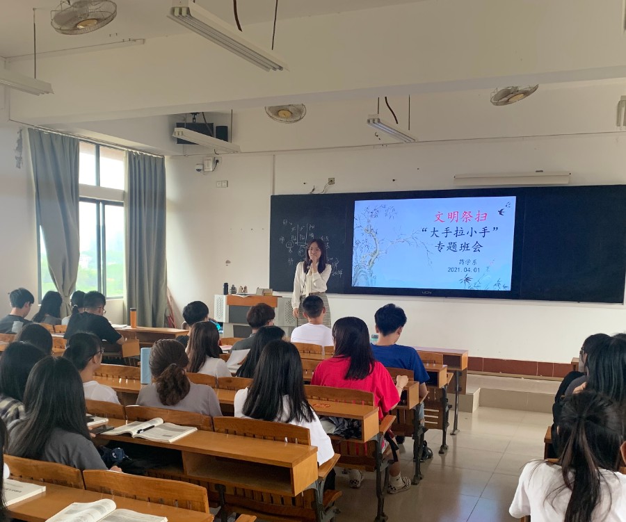 图2 药学系辅导员开展主题班会.jpg