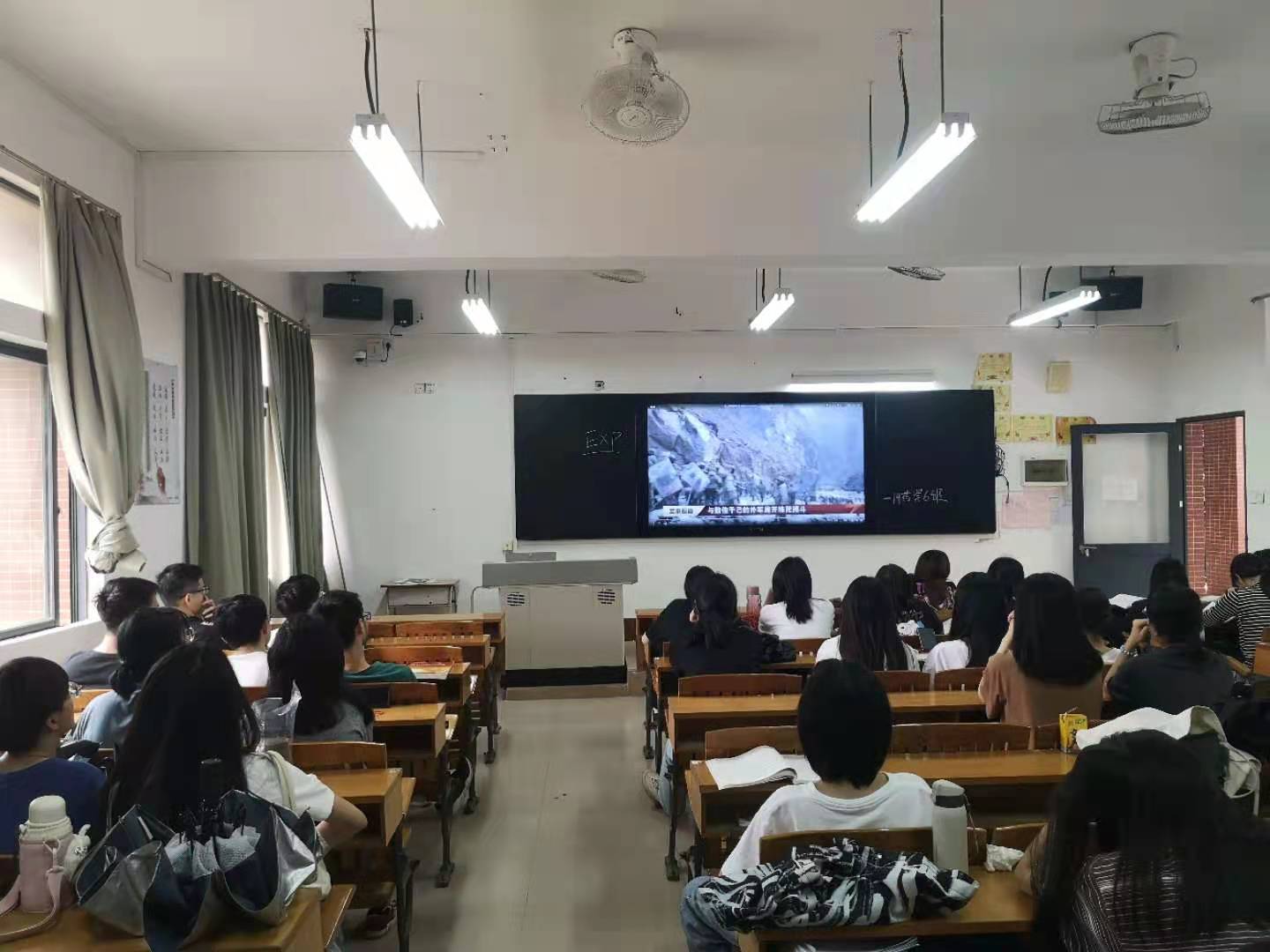 图3 学生正在观看《致敬新时代卫国戍边英雄》视频.jpg