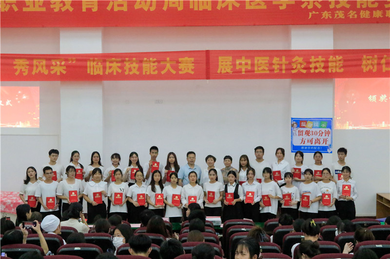 图为学院领导与部分获奖学生合影_副本.jpg
