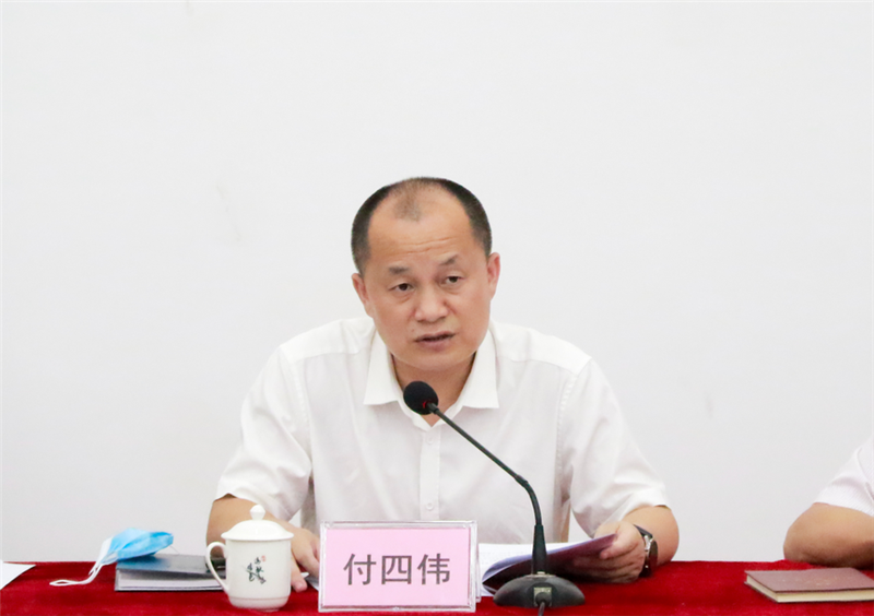 图为学院党委专职副书记付四伟宣读师德专题教育活动实施方案_副本.png