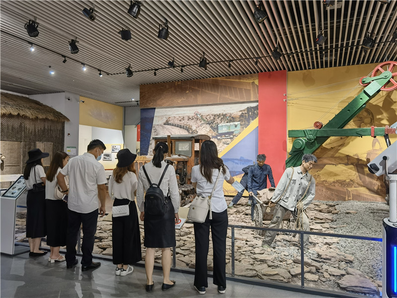 图2 党员们参观老一辈劳动者建设露天矿场景_副本.jpg