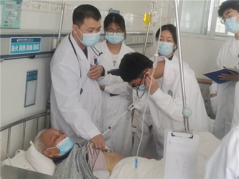 2学生临床听诊1_副本.jpg