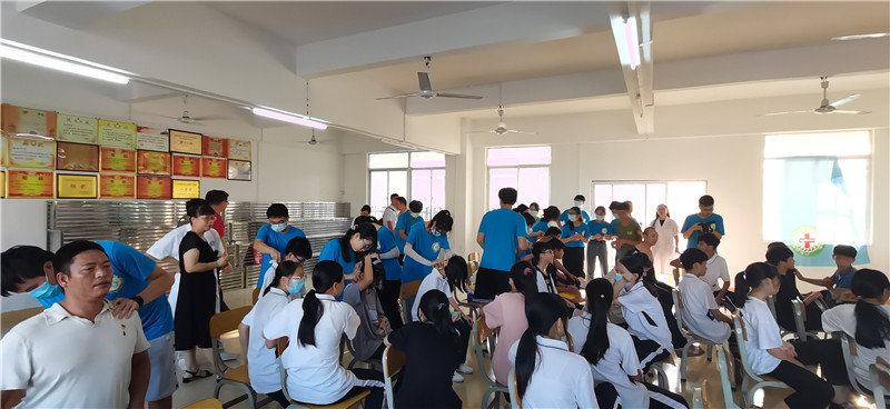 图三图为师生体验现场.jpg