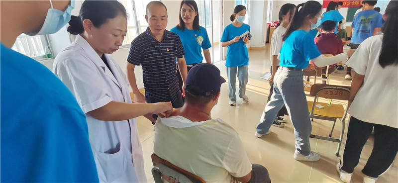 图四图为师生体验现场.jpg