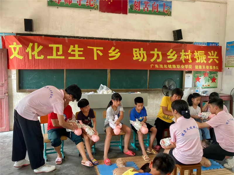 11图为队员们教导村民学习婴儿海姆立克急救法.jpg