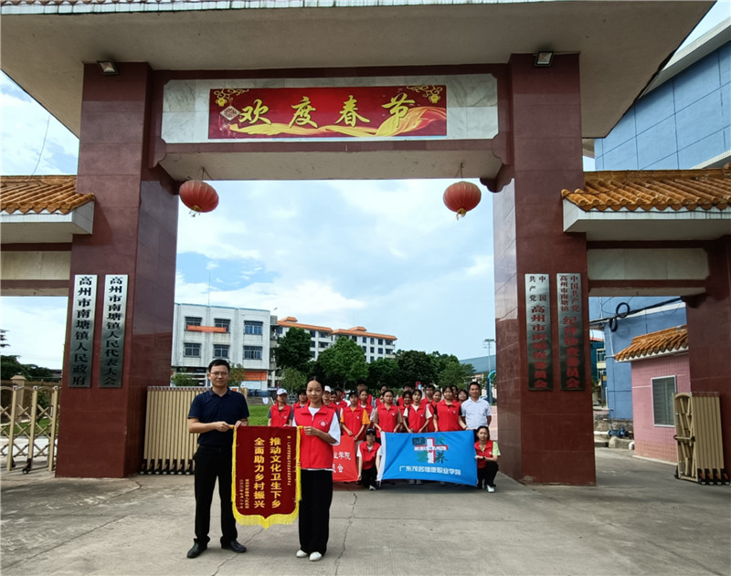 镇长赠送锦旗.jpg