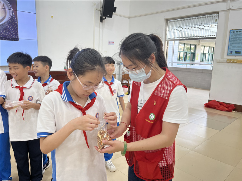 （图为4临床医学系教师党总支部组织委员陈咏嫦在教学生认识中药）.jpg