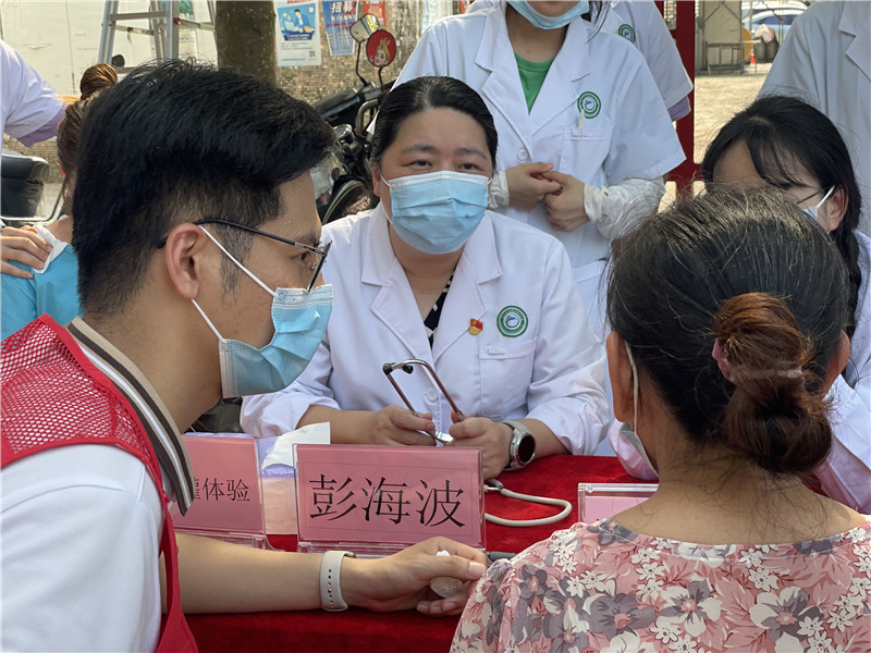 图5为临床医学系副主任彭海波在中国邮政储蓄银行陈村街道营业厅旁义诊现场.jpg