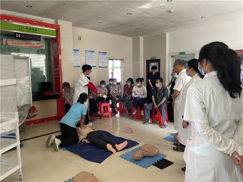 图6为师生在中国邮政储蓄银行陈村街道营业厅内心肺复苏术教学现场.jpg