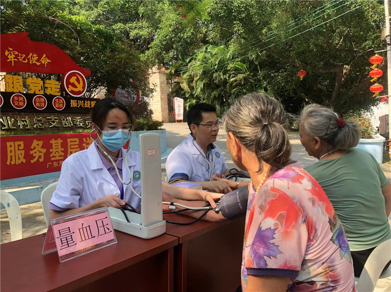 图7为临床医学系师生在陈村镇渔业村开展义诊活动.jpg