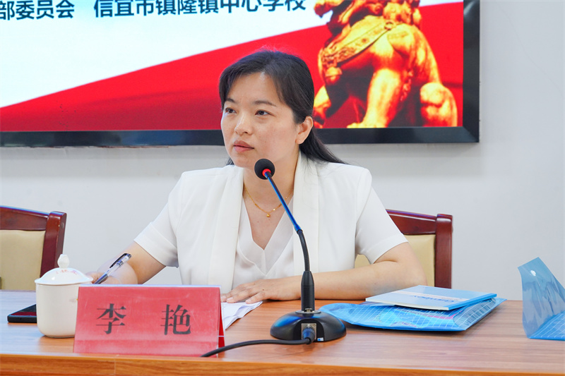 图为镇隆镇人大主席、分管教育领导李艳讲话.jpg