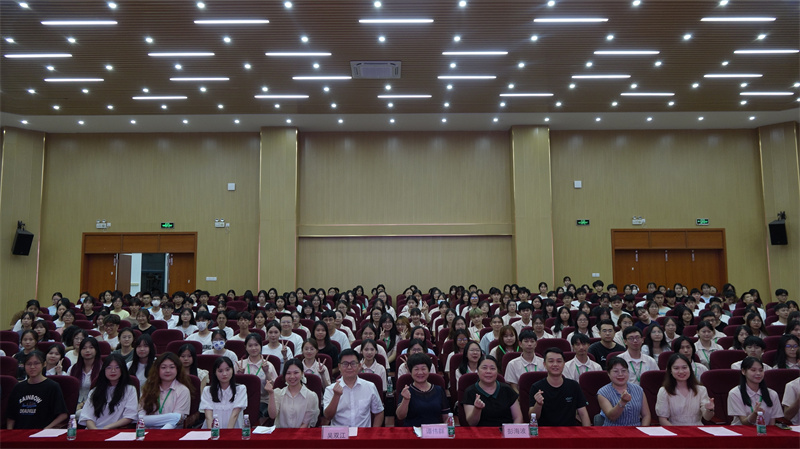 6.（图为与会人员合影）.jpg