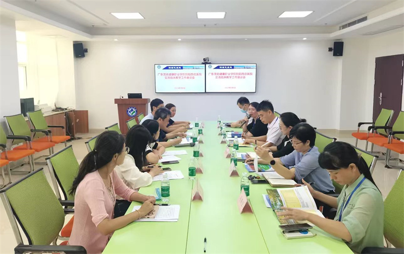 学院巡点人员与阳西总医院相关部门负责人进行交流.jpg