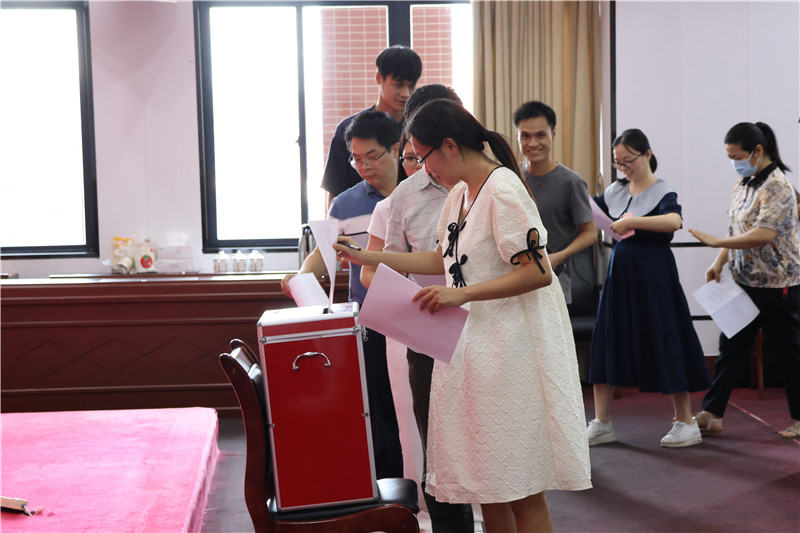 图为学院科协代表大会会员投票现场.jpg