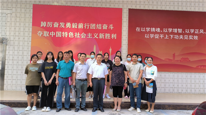 6.图为与电白区人民医院实习生代表合影.jpg