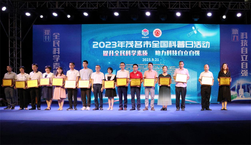 图为王洁艳副部长领奖现场.png