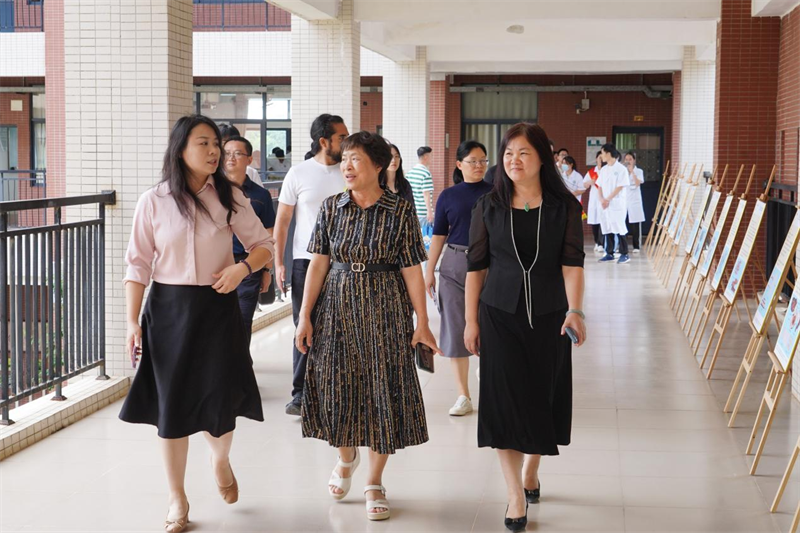 图为梁德萍院长陪同专家参观基地建设.png