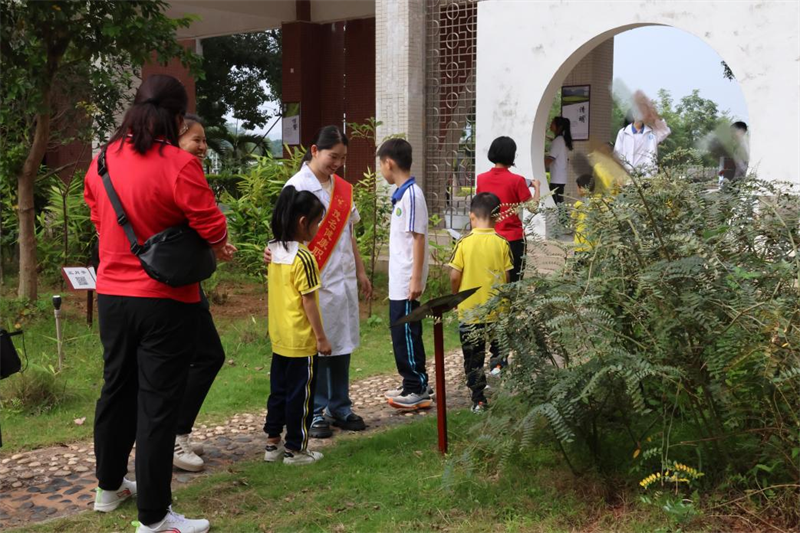 图为学生参观药用植物园.png