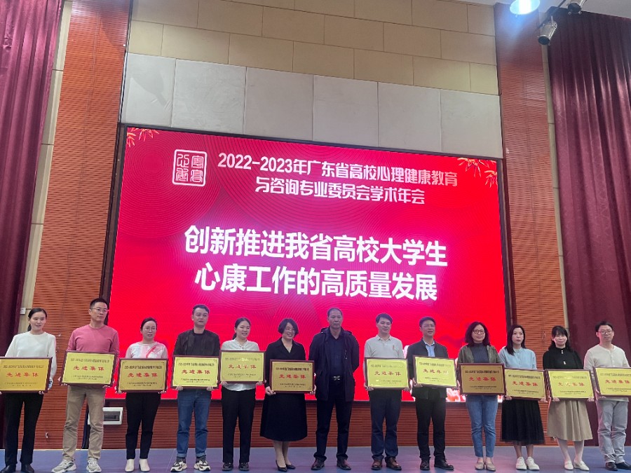 先进集体合照.jpg