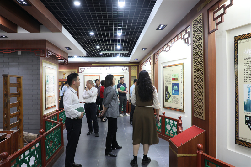 参观广食药实训室.jpg