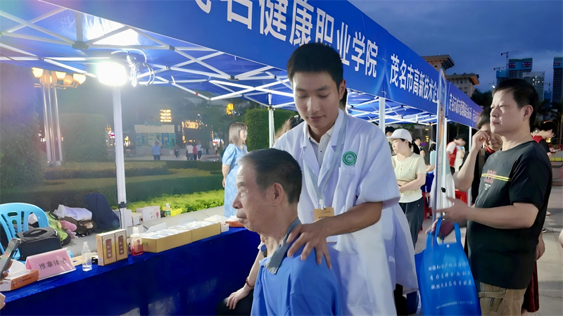 图为市民体验中医传统技能服务.jpg