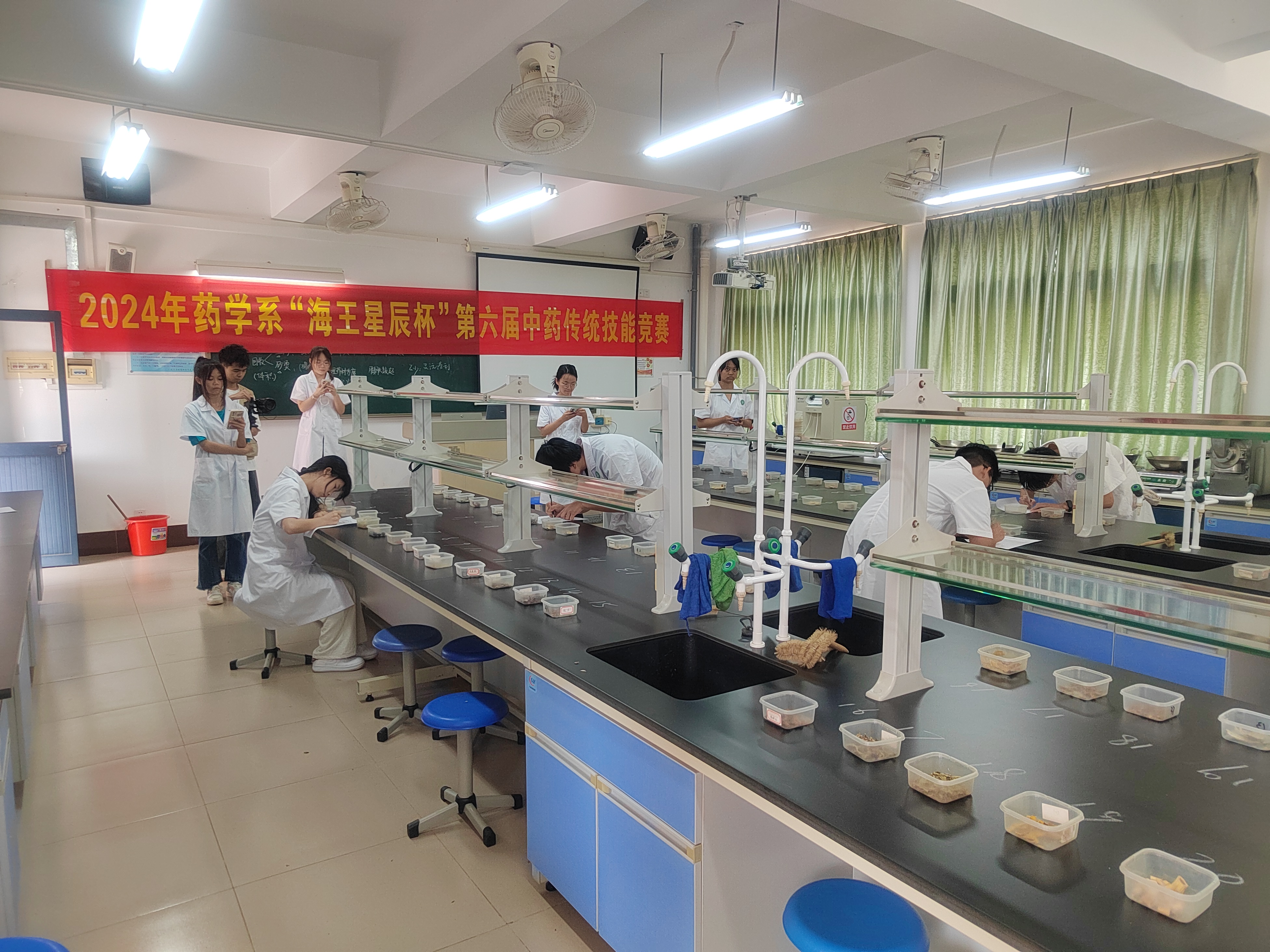 中药学专业学生在中药传统技能竞赛中进行认药.jpg