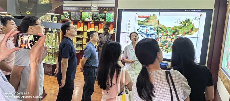 图为参观中药标本馆.jpg