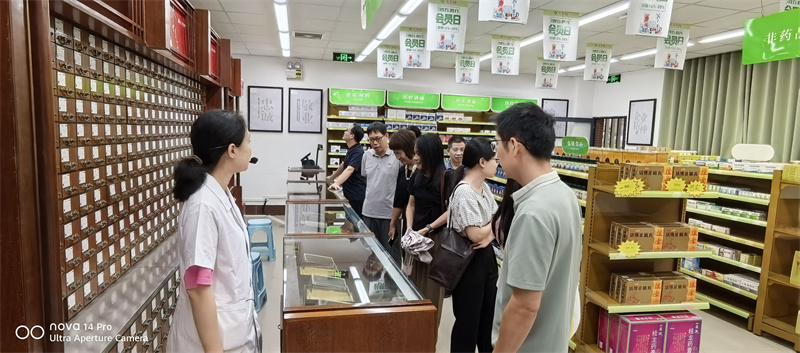 图为参观大参林模拟药房.jpg