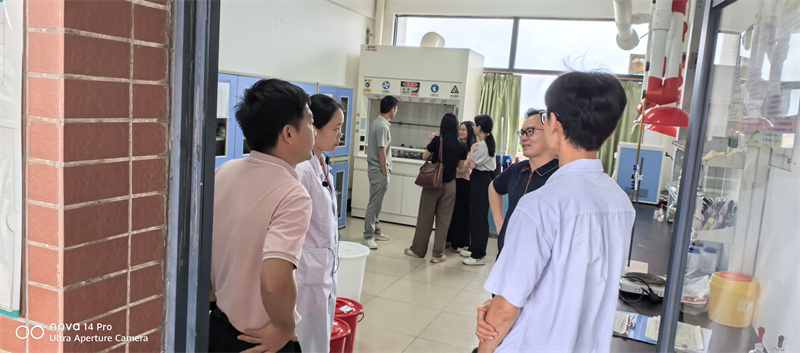 图为参观化学实训室.jpg