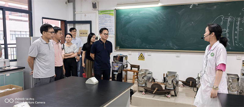 图为参观中药炮制实训室.jpg