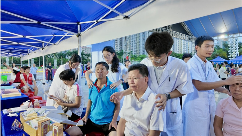 1748593934380889.jpg 图为陈哲林院长体验中医推拿.jpg