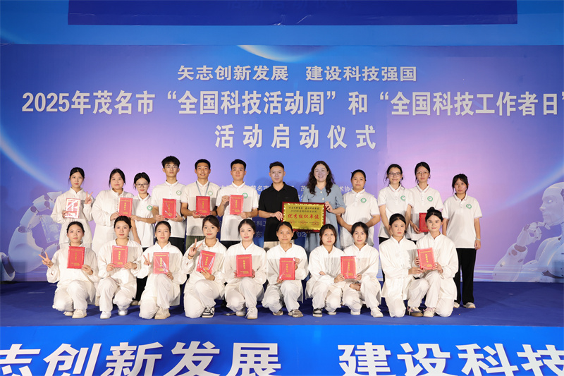 1748593946466849.jpg 图为活动工作人员合影.jpg
