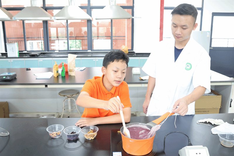 1752929688715706.png 图为师生共同熬制中药奶茶.png