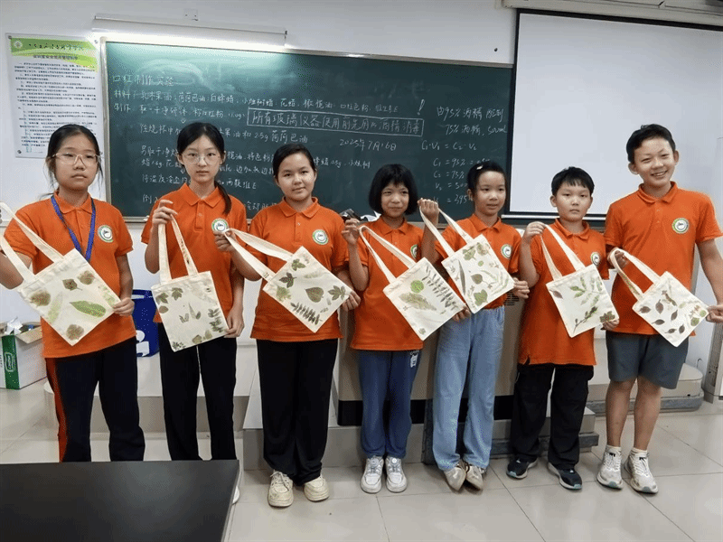 1752929855986210.png 图为学员们展示拓印作品.png