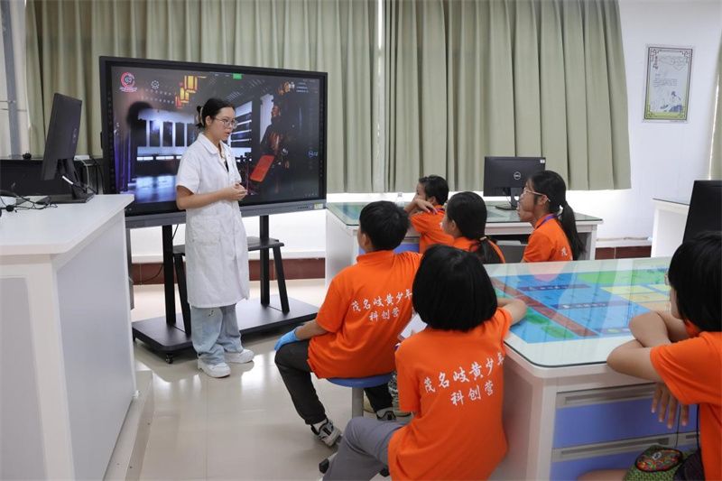 1752738561114586.jpg 图为龙丽帆老师为孩子讲解电白沉香文化.jpg
