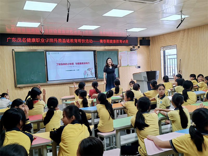 1719278256977906.jpg 图为王洁艳为学生进行青春期健康教育.jpg