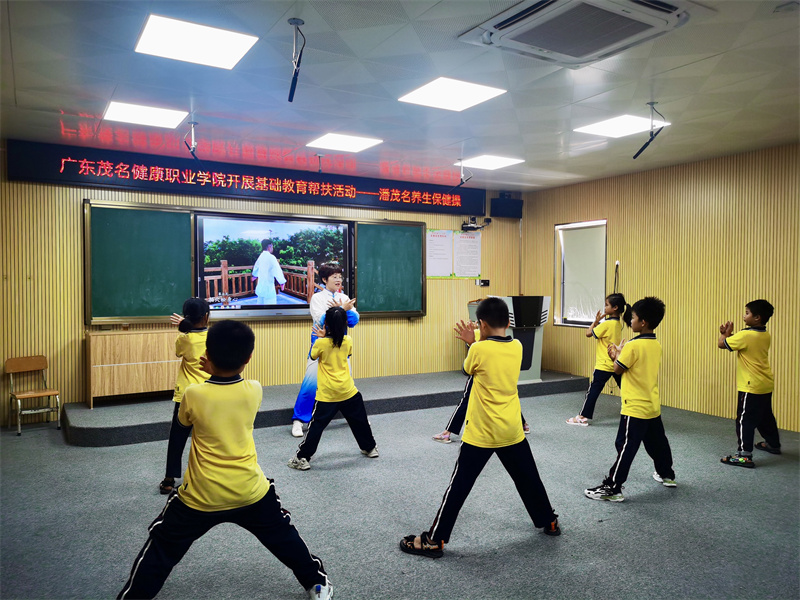 1719278271976360.jpg 图为付爱丽带领学生学习潘茂名养生保健操.jpg