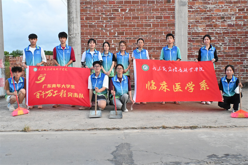1721439634546837.jpg 乡村新风塑文明,田园美景巩卫生.jpg
