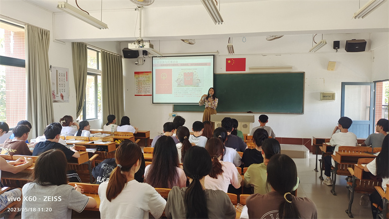 1685123033223167.jpg 卢庆芳在21中职药剂3班讲授《民法典》相片4.jpg