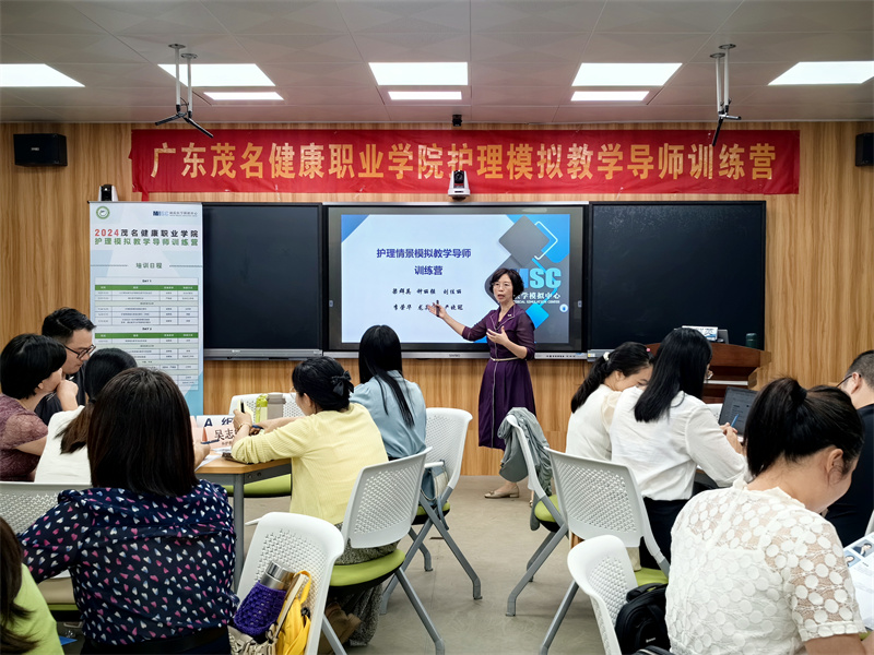 1716167369331814.jpg 梁群英教授授课.jpg