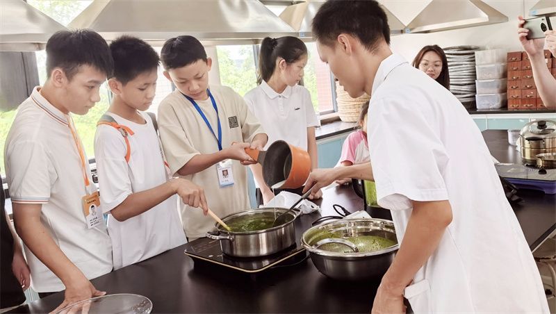 1752639275470116.jpg 图为科创营师生共同制作凉粉.jpg