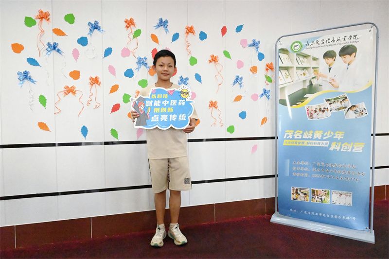 1752639146866073.jpg 图为营员入营报到.jpg
