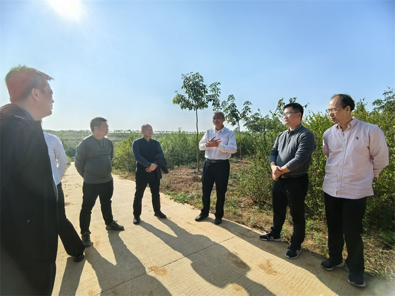 1734916130868895.jpg 图7 参观建设农场胶药融合发展种植基地.jpg