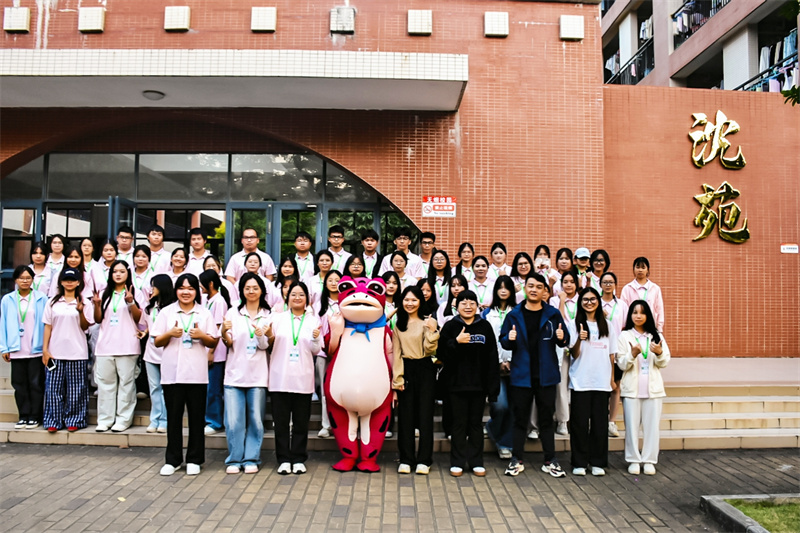 1733800390668470.jpg 图为工作人员与老师合影.jpg